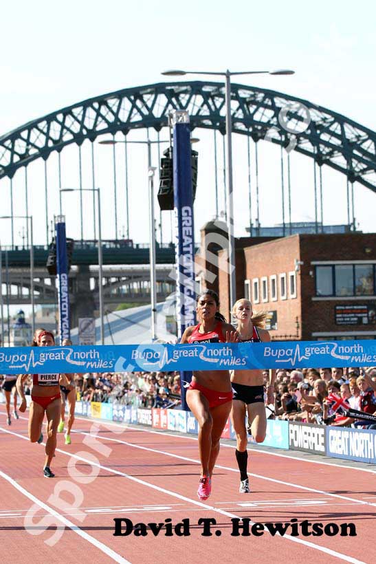 Brenda Martinez (USA) beats Hannah England in the one mile at the 2012 BUPA Great North CityGames.